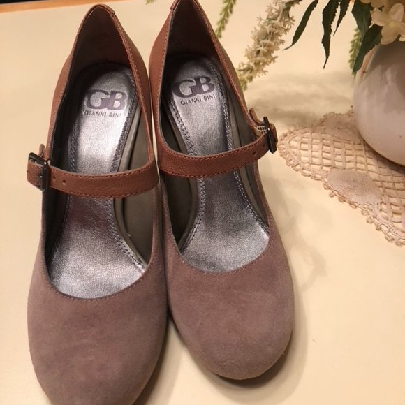 Suede and Leather Classic Pumps - Picture 3 of 4